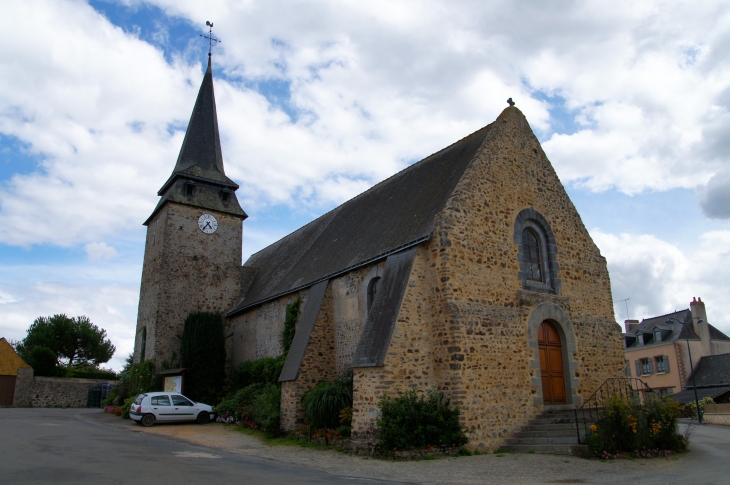 Eglise d'origine romane dédiée à saint Pierre, du XIe, restaurée suite à un important incendie en 1804. - Maisoncelles-du-Maine