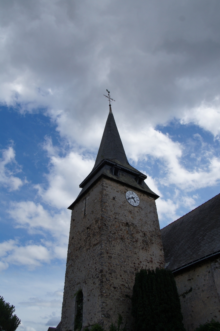 Le clocher de l'église saint Pierre. - Maisoncelles-du-Maine