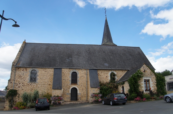 Façade latérale sud de l'église Saint Pierre. - Maisoncelles-du-Maine