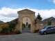 L'entrée de la Mairie et de l'école.