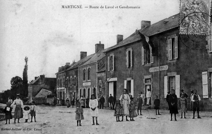 Route de Laval et Gendarmerie, vers 1910 (carte postale ancienne). - Martigné-sur-Mayenne