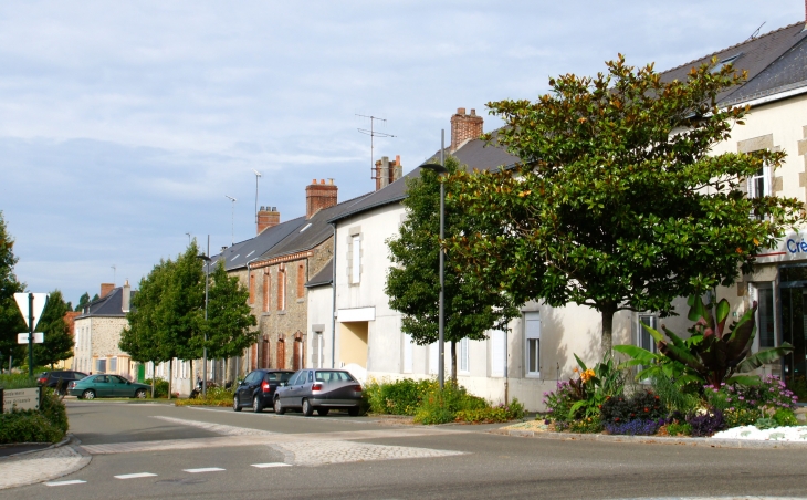 Route de Laval, mais il n'y a plus la gendarmerie, en 2013. - Martigné-sur-Mayenne