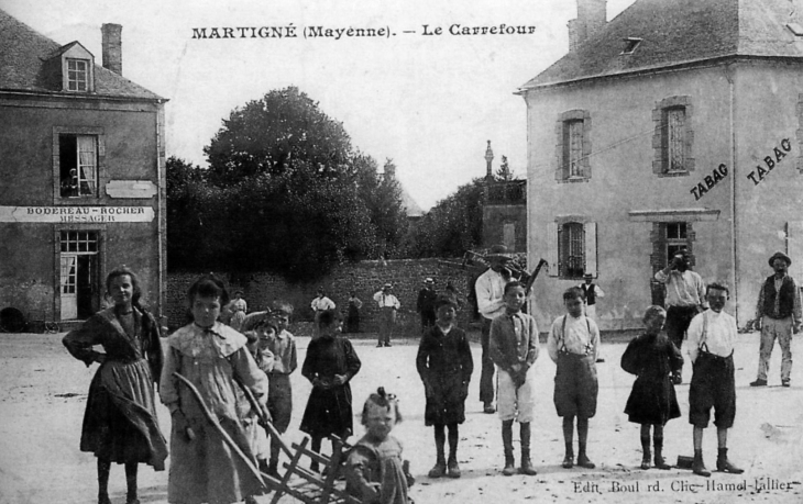 Le Carrefour, vers 1910 (carte postale ancienne). - Martigné-sur-Mayenne