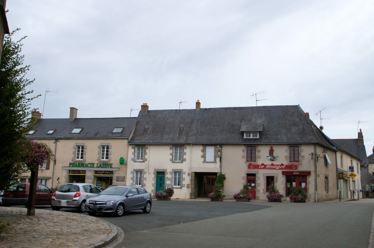 La Place de l'Eglise - Martigné-sur-Mayenne