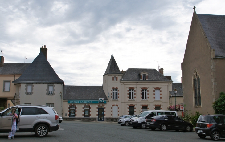 Place de l'église. - Martigné-sur-Mayenne