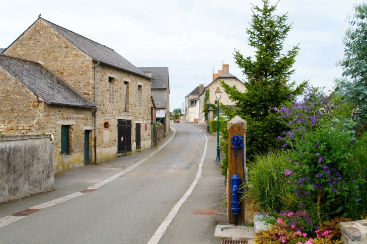 Une rue près de la Mairie. - Martigné-sur-Mayenne