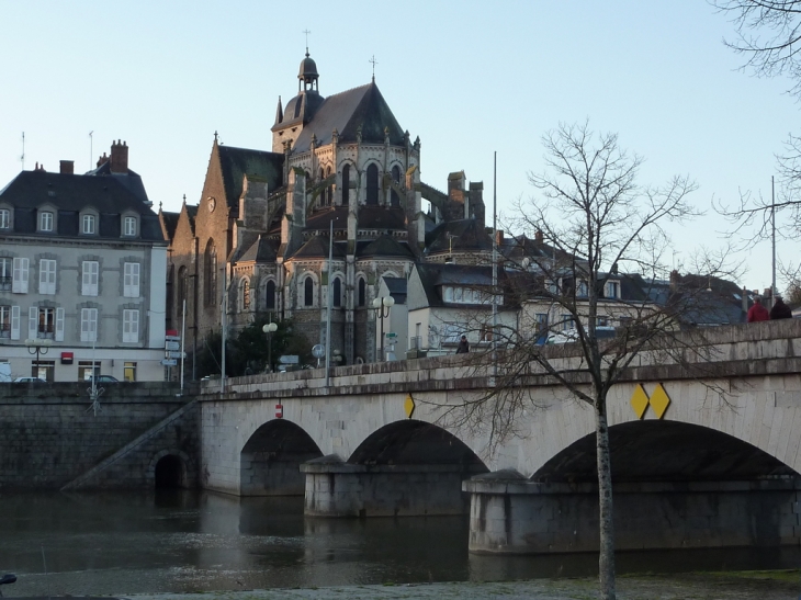 Mayenne  - Basilique N.Dame  IX-XIIIème