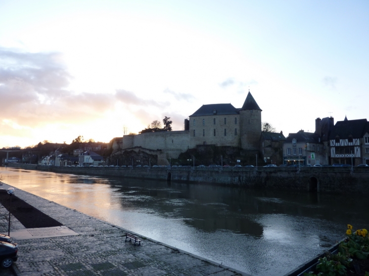 Mayenne-  la Mayenne et le château