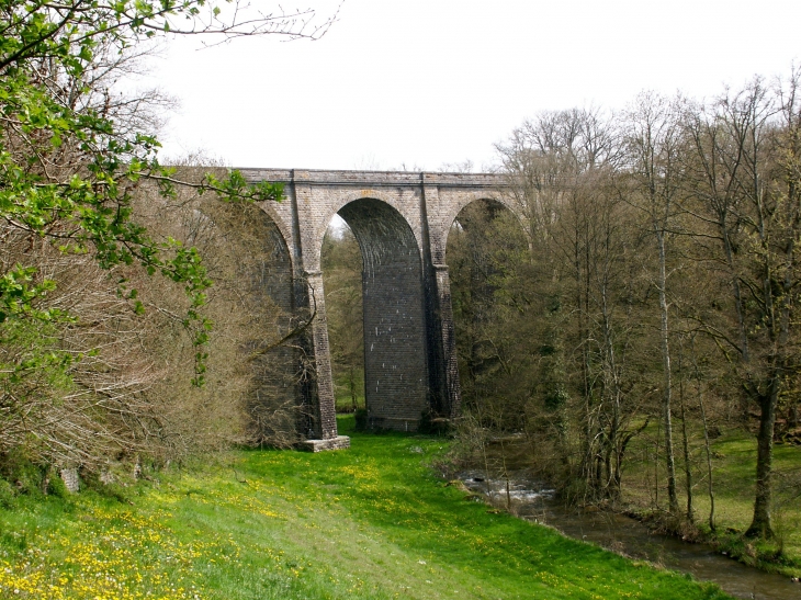 Le viaduc passant sur l'Aron au grand mesnil - Mayenne