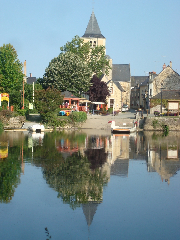 Mon clocher se mire dans la Mayenne ! - Ménil