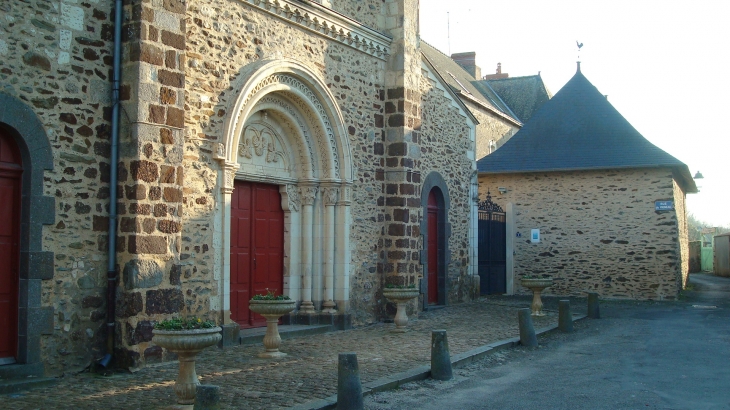 Porche de l'église Saint Georges (XIè et XIXè siècles) - Ménil