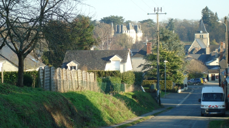 Entrée de Ménil.Vue sur l'église etle château de la Porte.