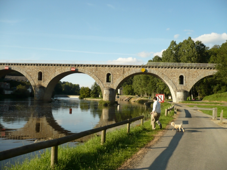 La Mayenne à l'écluse de la Fourmandière inférieur. - Montflours