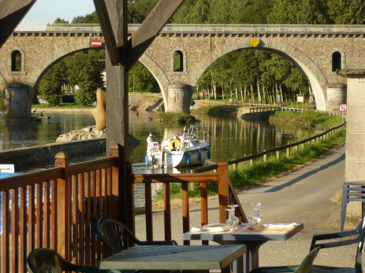 La Mayenne à l'écluse de la Fourmandière inférieur, vue de la Guinguette. - Montflours