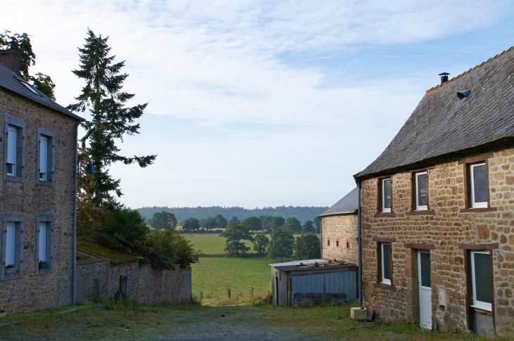 Aux alentours de l'église Saint-Martin. - Montflours