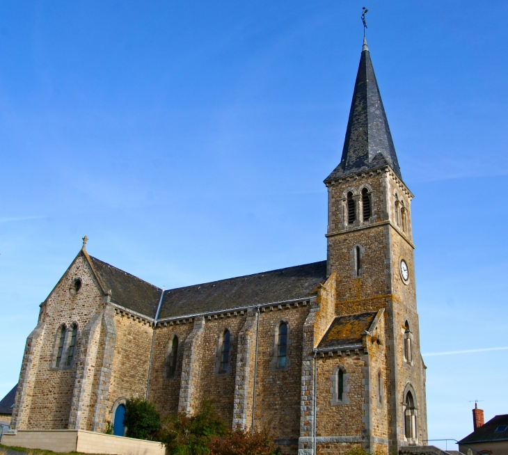 Façade latérale sud de l'église Saint Martin. - Montflours