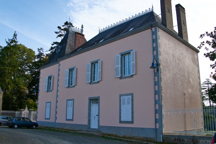 Le château dans le village. - Montflours