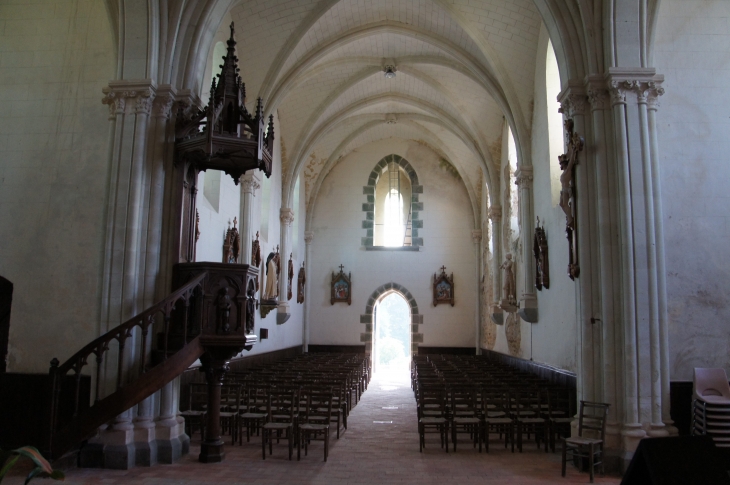 La nef vers le portail. Eglise Saint Martin. - Montflours