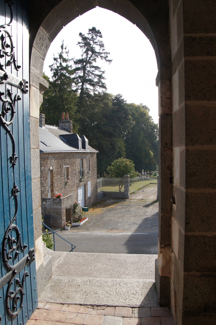 Le portail de l'église Saint Martin. - Montflours