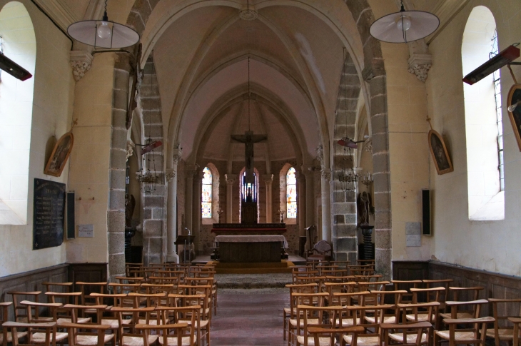 Eglise Saint Martin. La nef vers le Choeur. - Moulay