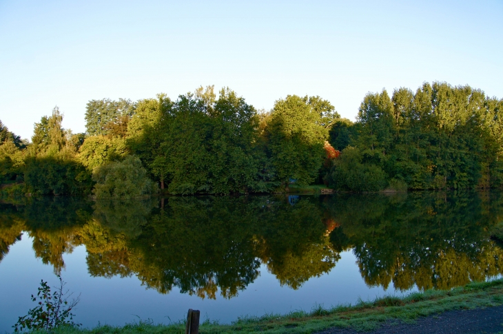 Les berges de la Mayenne. - Moulay