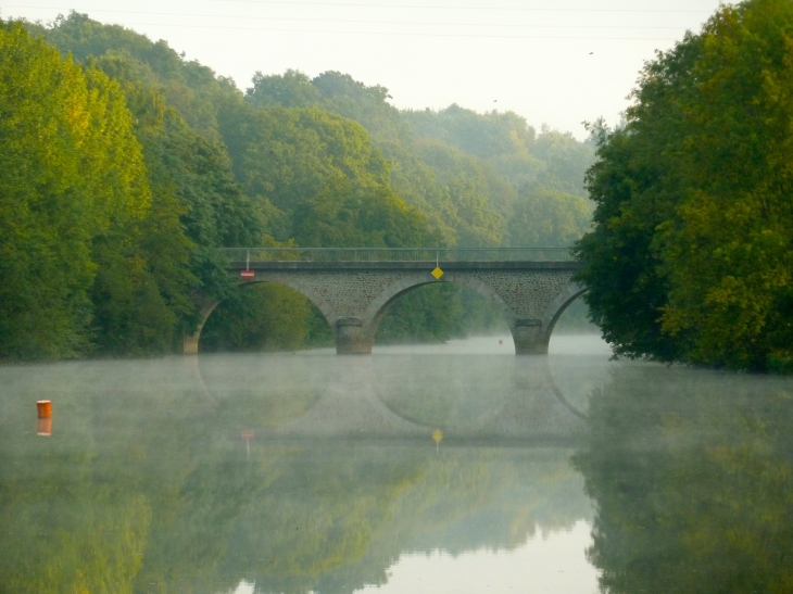 Les berges de la Mayenne. - Moulay