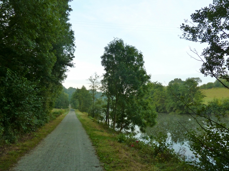 Les berges de la Mayenne et le chemin du halage. - Moulay