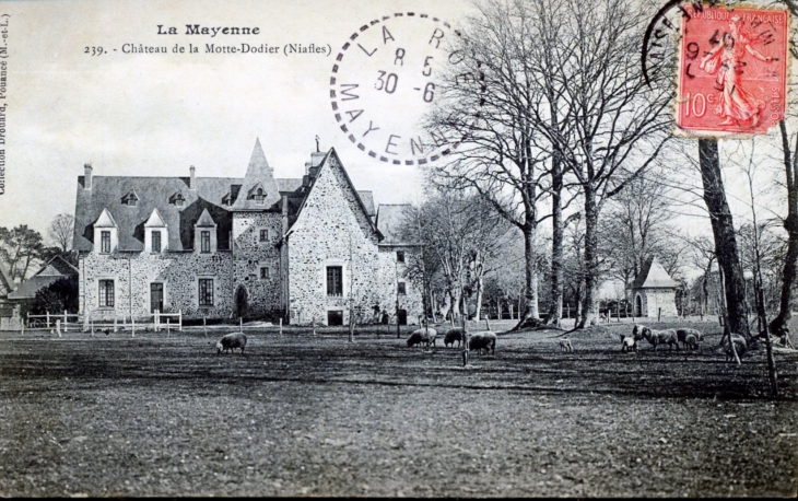 Château de La Motte-Dodier, vers 1907 (carte postale ancienne). - Niafles