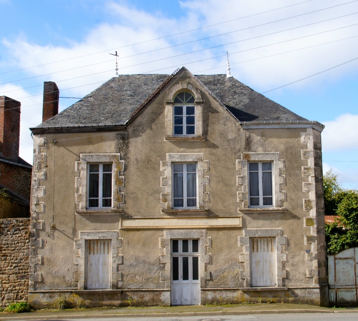 Dans le village, un ancien hotel. - Oisseau