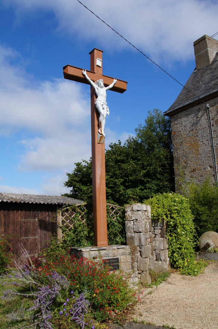 Croix de 1970, face à la Mairie. - Oisseau