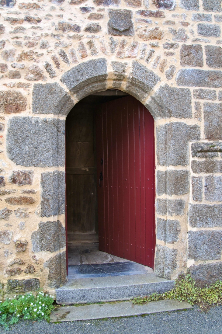 Façade latérale nord, portail de l'entrée de l'église Saint Pierre. - Oisseau