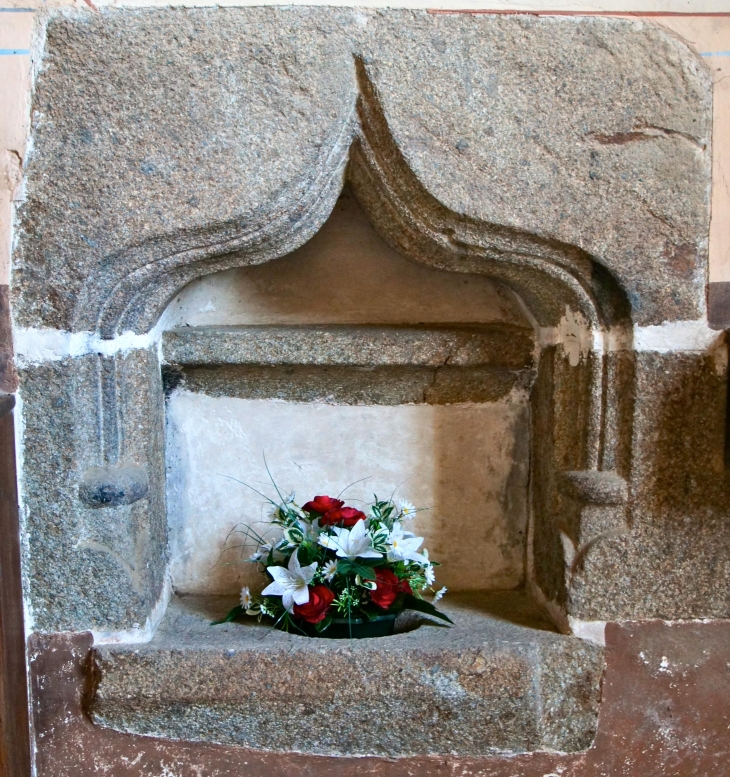 Bénitier sculpté en granit du transept sud, 'église Saint Pierre. - Oisseau