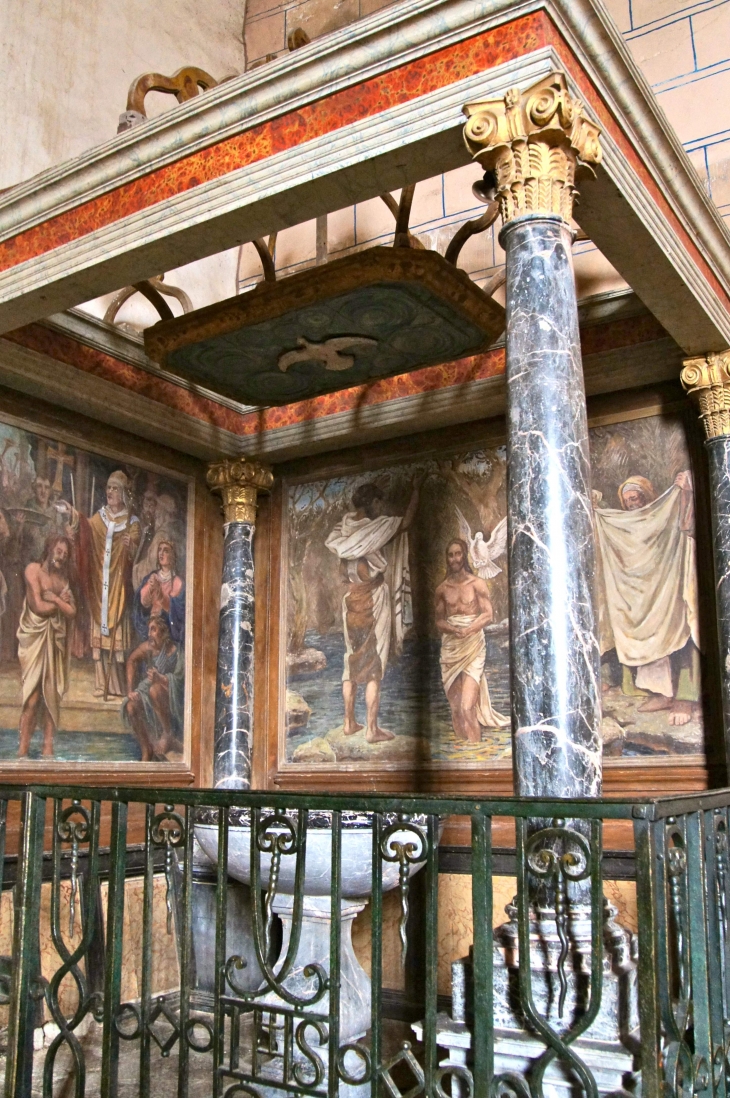 Les fonts baptismaux. Eglise Saint Pierre. - Oisseau