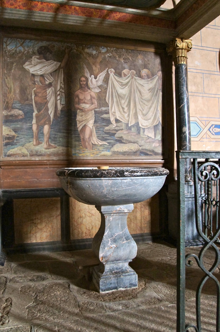 Les fonts baptismaux. Eglise Saint Pierre. - Oisseau