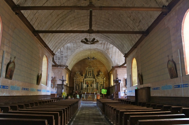 La nef vers le choeur de l'église Saint Pierre. - Oisseau