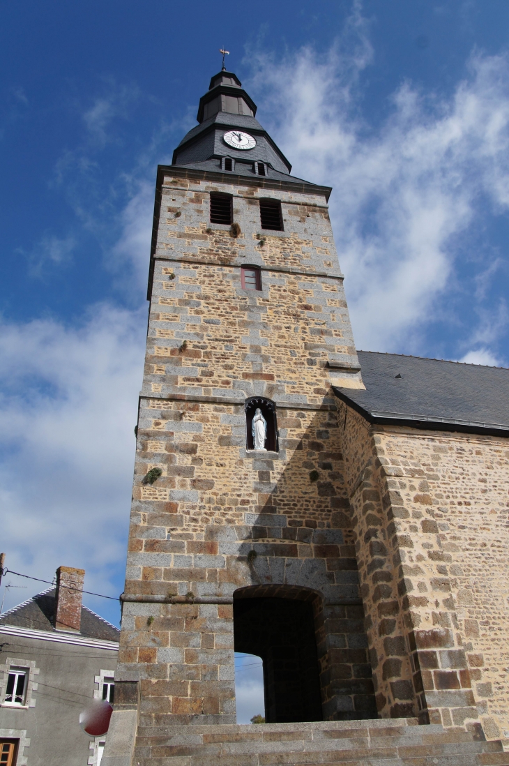 Le clocher-porche de l'église Saint Pierre du XVe siècle. - Oisseau