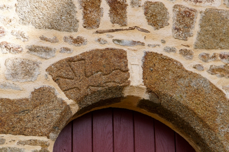 Linteau gravé. Petite porte , façade Sud de l'église Saint Pierre. - Oisseau