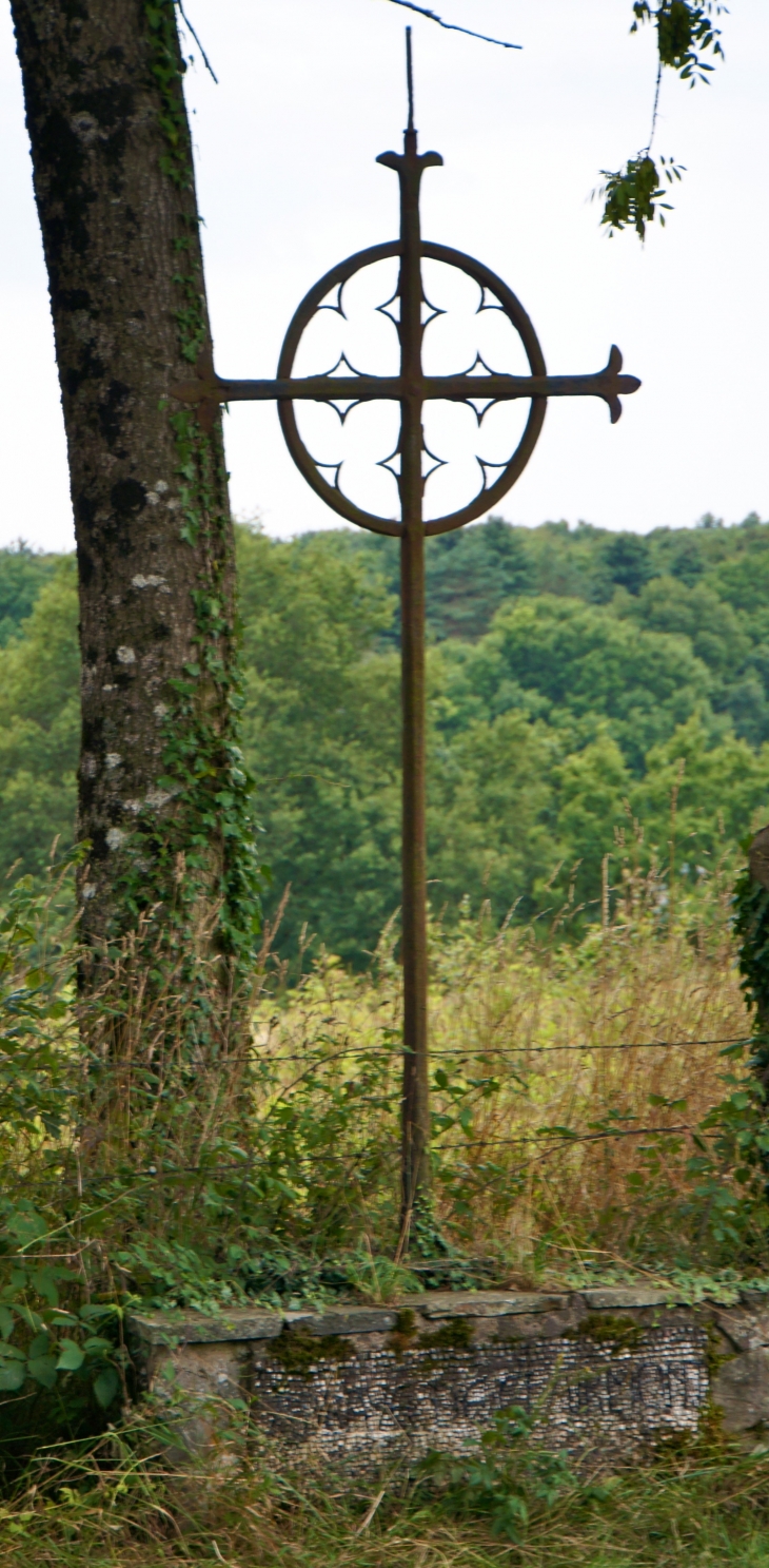 Croix de chemin près de l'abbaye de Clermont. - Olivet