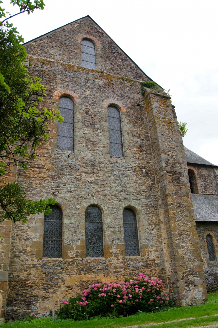 Le chevet de l'église de l'abbaye de Clermont. - Olivet