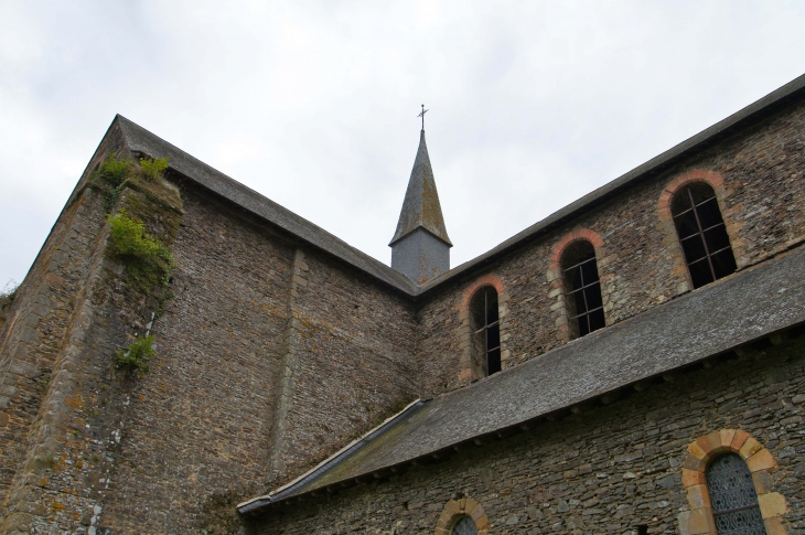 Le chevet et le transept de l'église de l'abbaye de Clermont. - Olivet