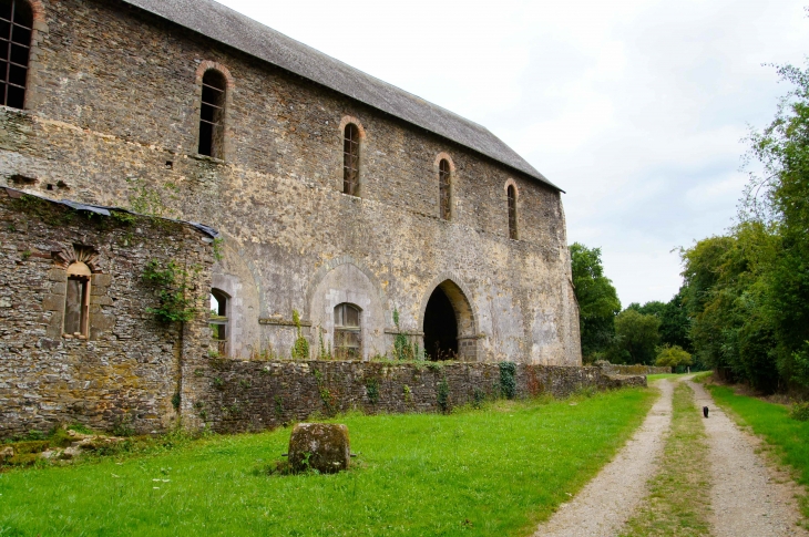 Façade latérale de l'église de l'abbaye de Clermont. - Olivet