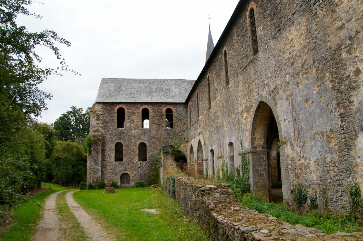 Le transept et la façade latérale de l'église de l'abbaye de Clermont. - Olivet