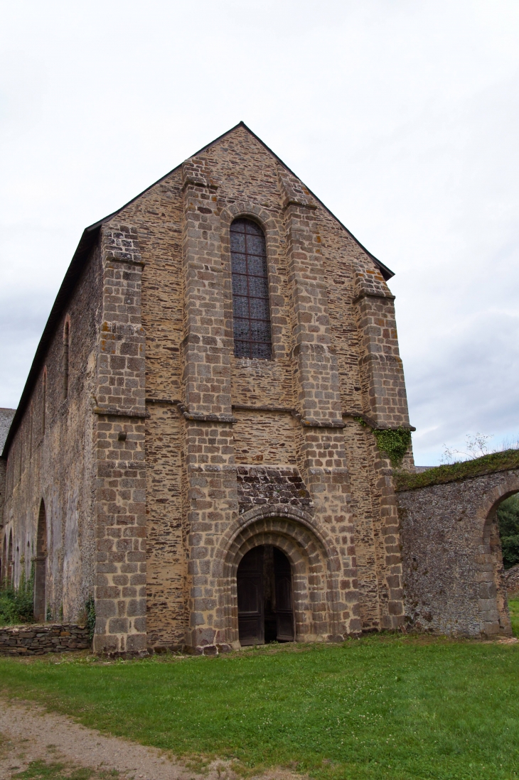 Façade de l'église abbatiale de l'abbaye de Clermont du XIIe siècle. - Olivet