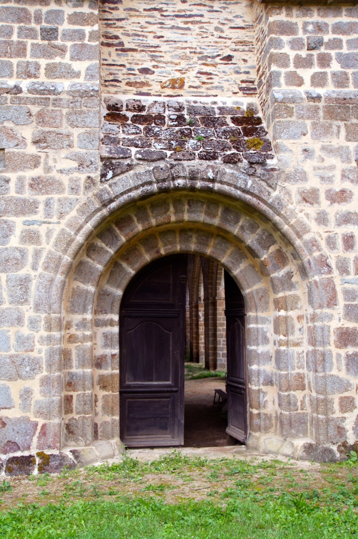 Portail roman de l'église abbatiale de Clermont. - Olivet