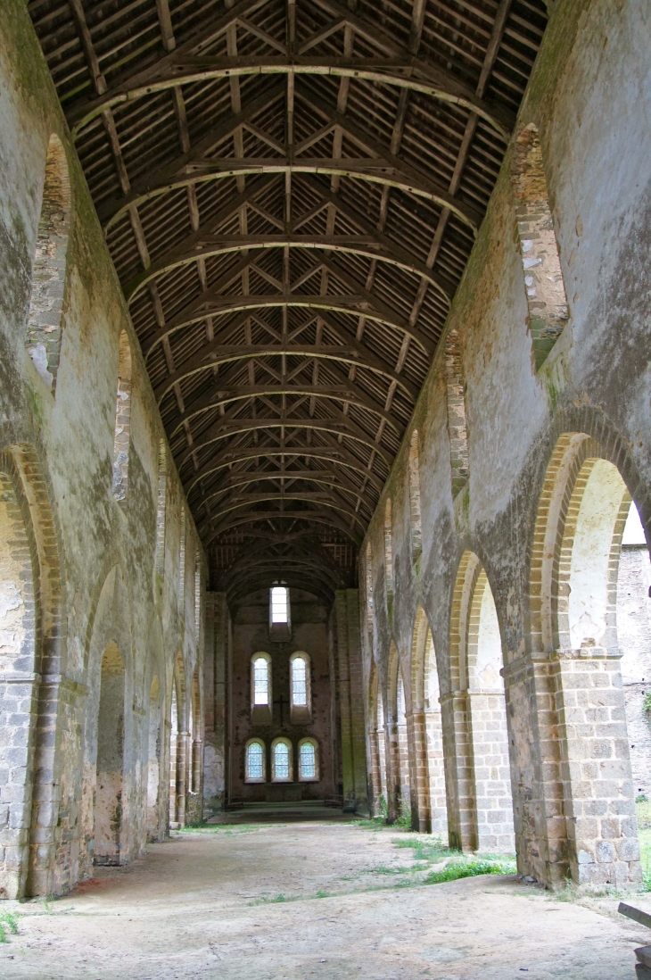 La-nef-principale-vers-le-choeur-et-sa-charpente-en-anse-de-panier-du-xviie-siecle-abbaye-de-clermont. L'église abbatiale du XIIe. - Olivet