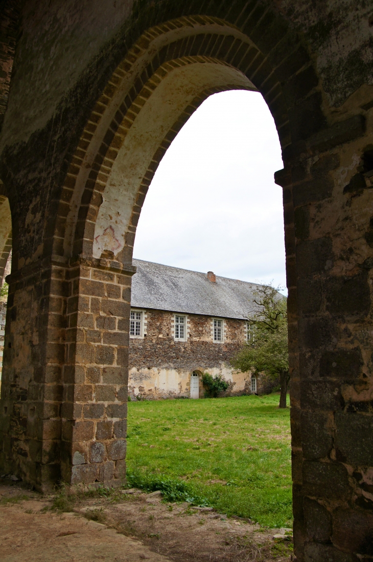 Abbaye de Clermont, vue sur le cloître. - Olivet