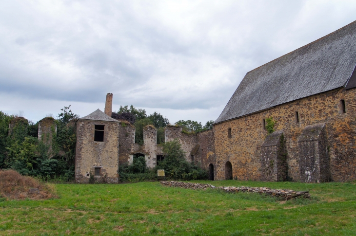 Vue du cloître vers les bâtiments des frères. Abbaye de Clermont. - Olivet