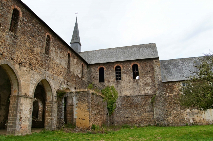 Du cloître : la vue sur l'église abbatiale. Abbay de Clermont. - Olivet