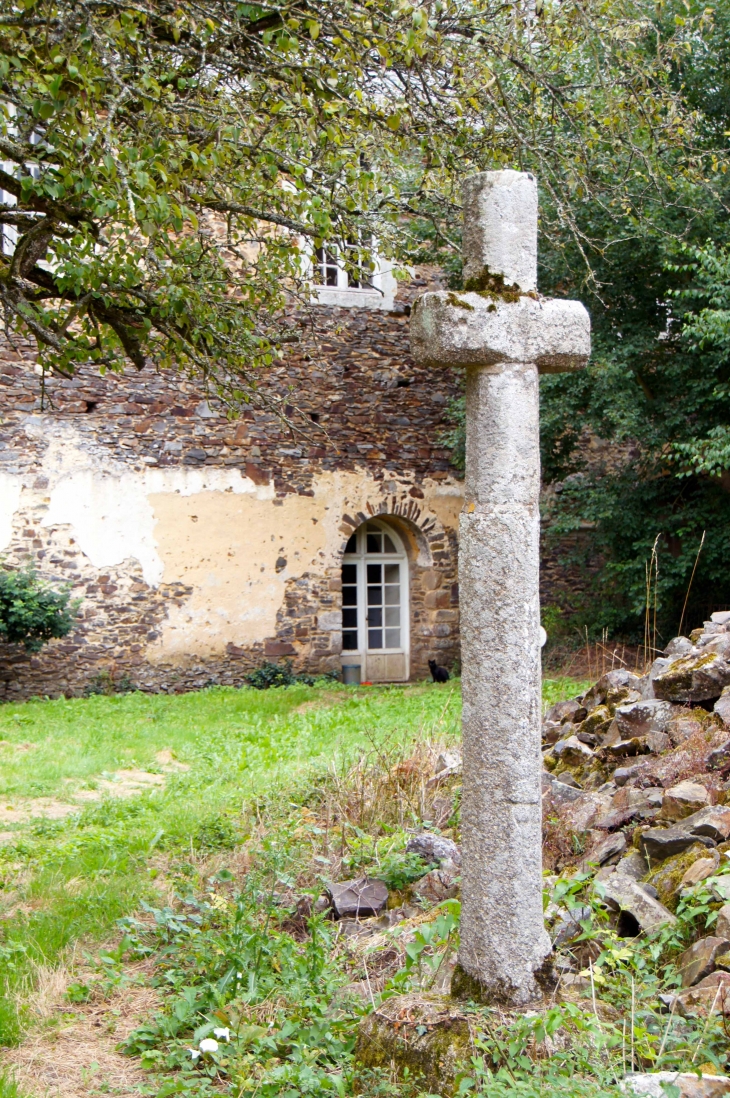 Croix de granit au milieu du cloître de l'abbaye de Clermont. - Olivet