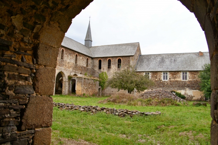 Du passage des convers, vue sur le cloître et l'eglise abbatiale. Abbaye de Clermont. - Olivet